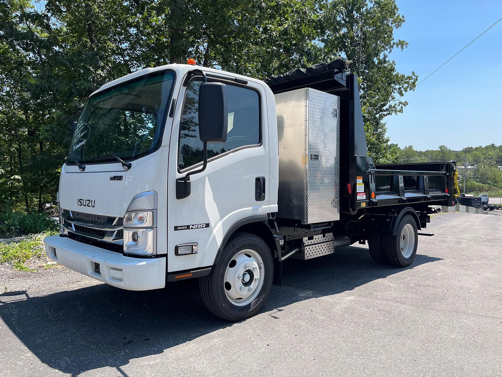 2025 ISUZU NRR - image 1 of 6