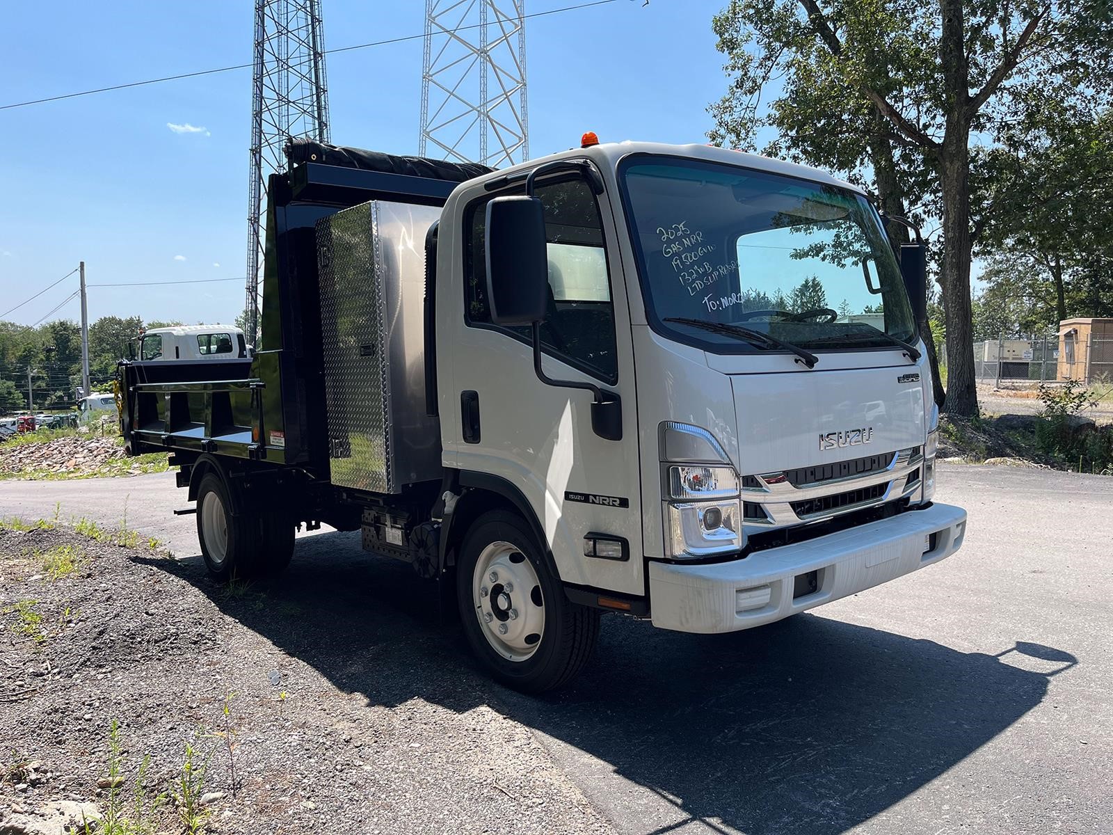2025 ISUZU NRR - image 3 of 6