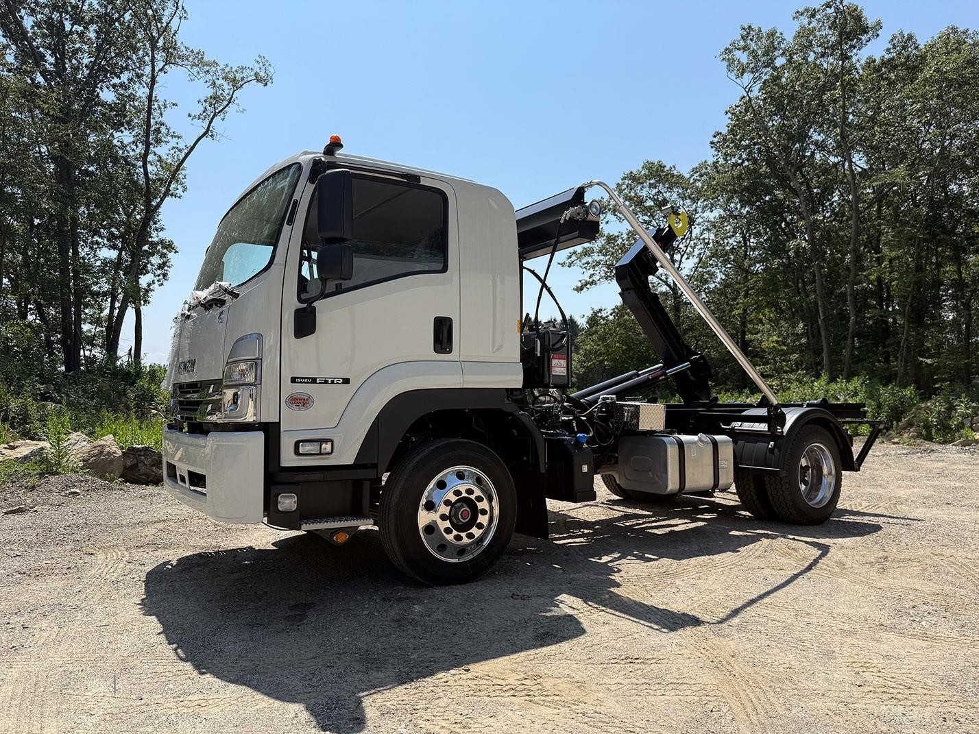 2025 ISUZU FTR - image 2 of 6