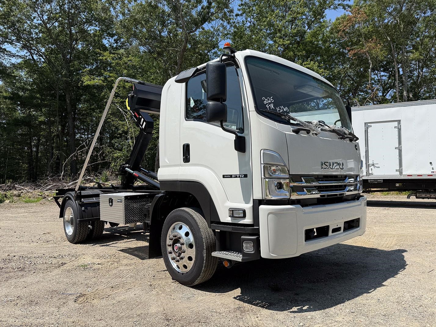 2025 ISUZU FTR - image 4 of 6