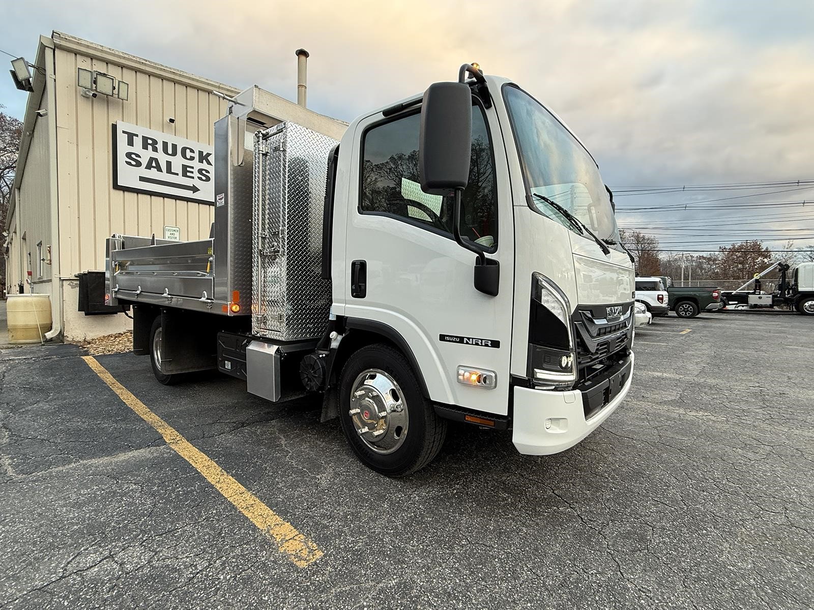 2025 ISUZU NRR 2025 ISUZU NRR - image 3 of 6