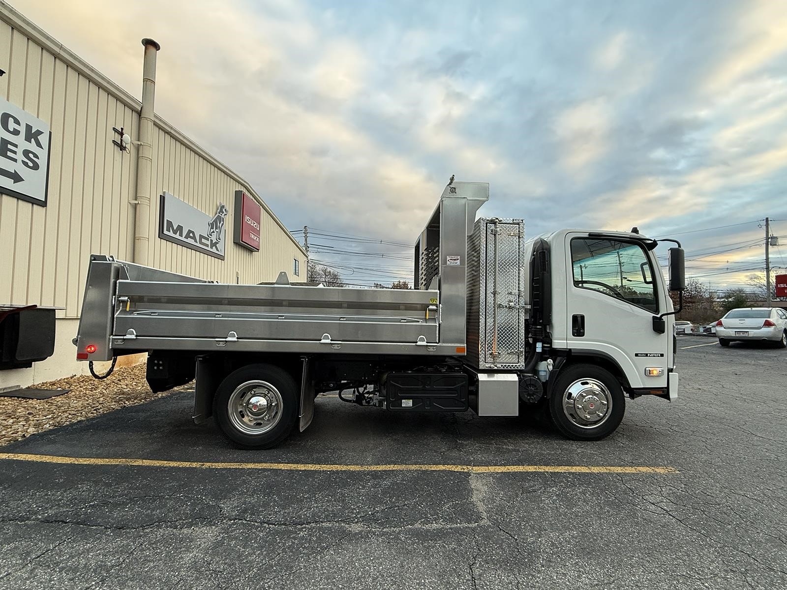 2025 ISUZU NRR 2025 ISUZU NRR - image 4 of 6