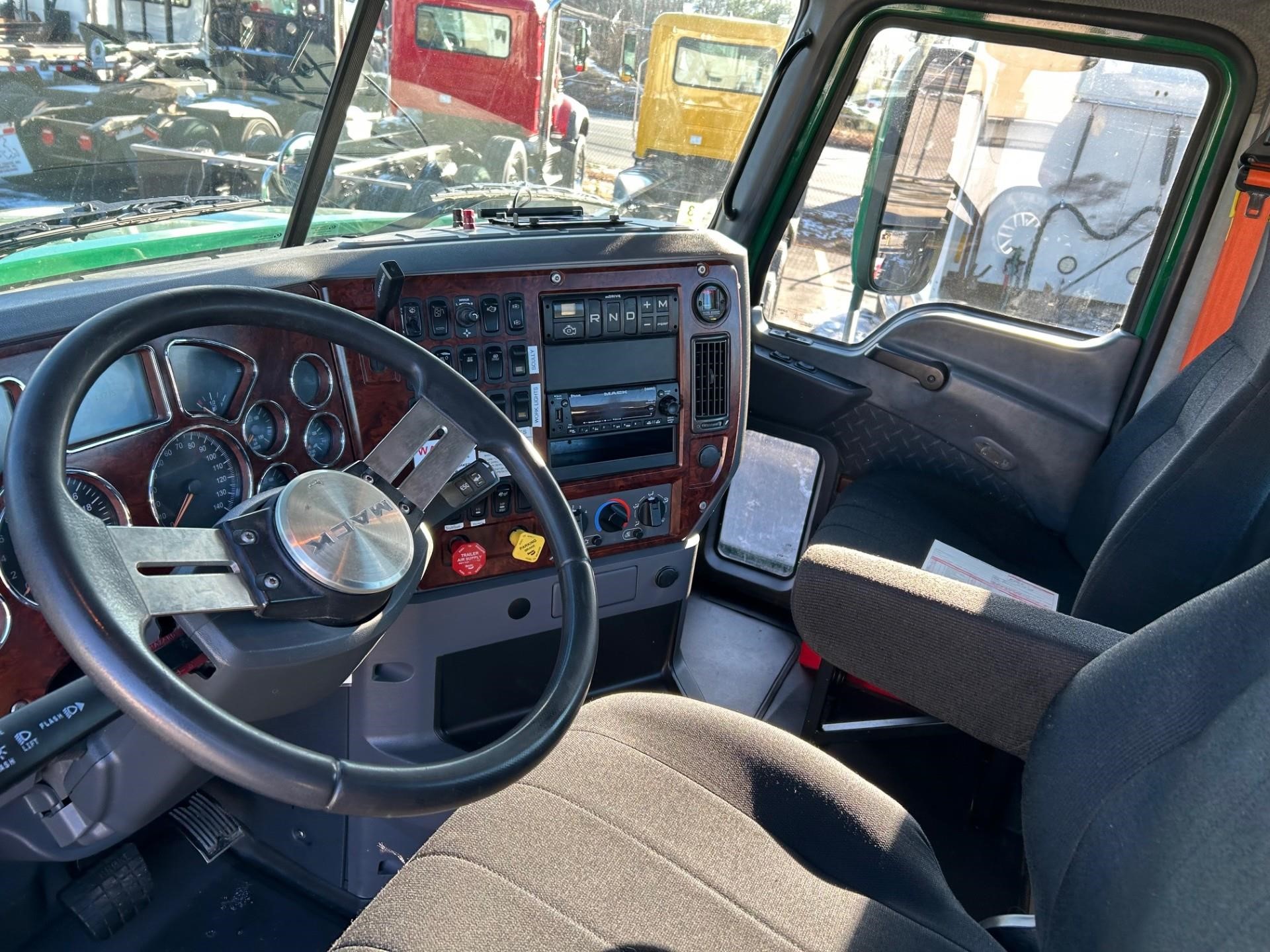 2018 MACK PINNACLE CHU613 2018 MACK PINNACLE CHU613 - image 3 of 5