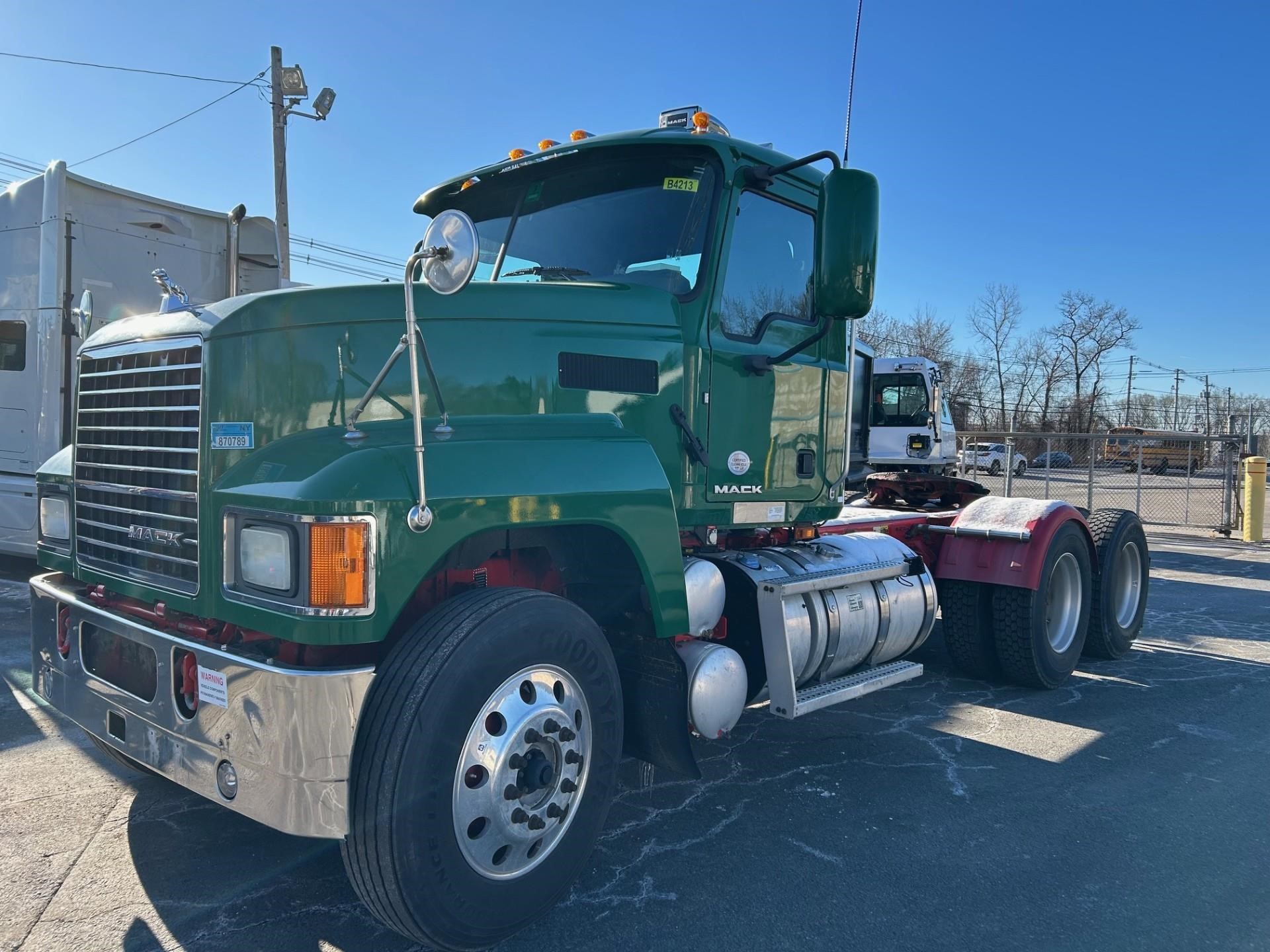 2018 MACK PINNACLE CHU613 - image 2 of 5