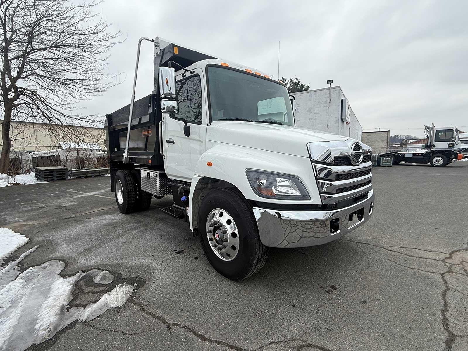 2025 HINO L6 - image 3 of 6