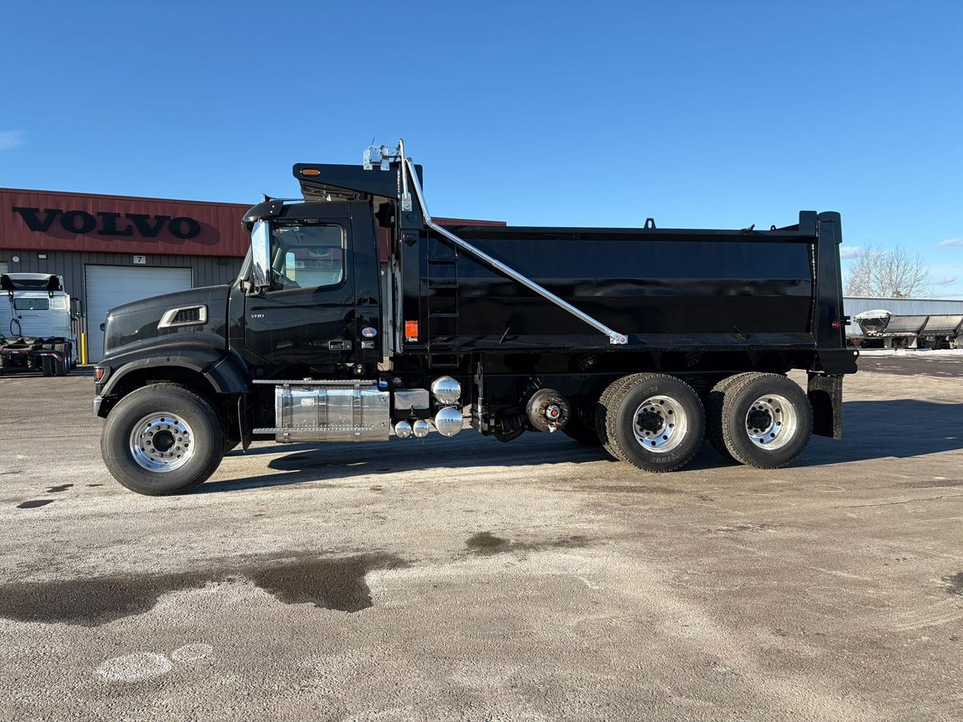 2026 VOLVO VHD64F200 - image 1 of 6