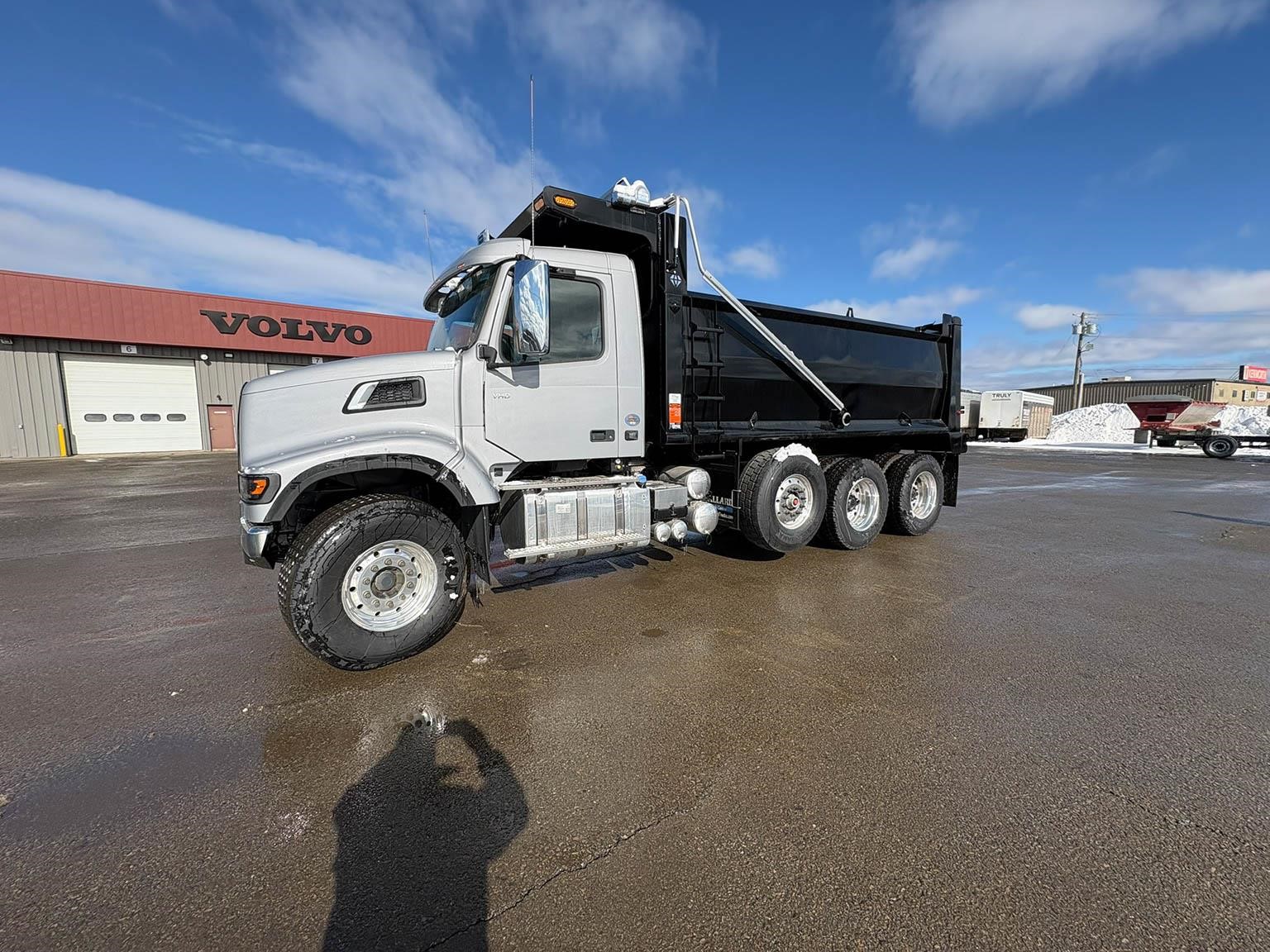2026 VOLVO VHD64F300 - image 1 of 6