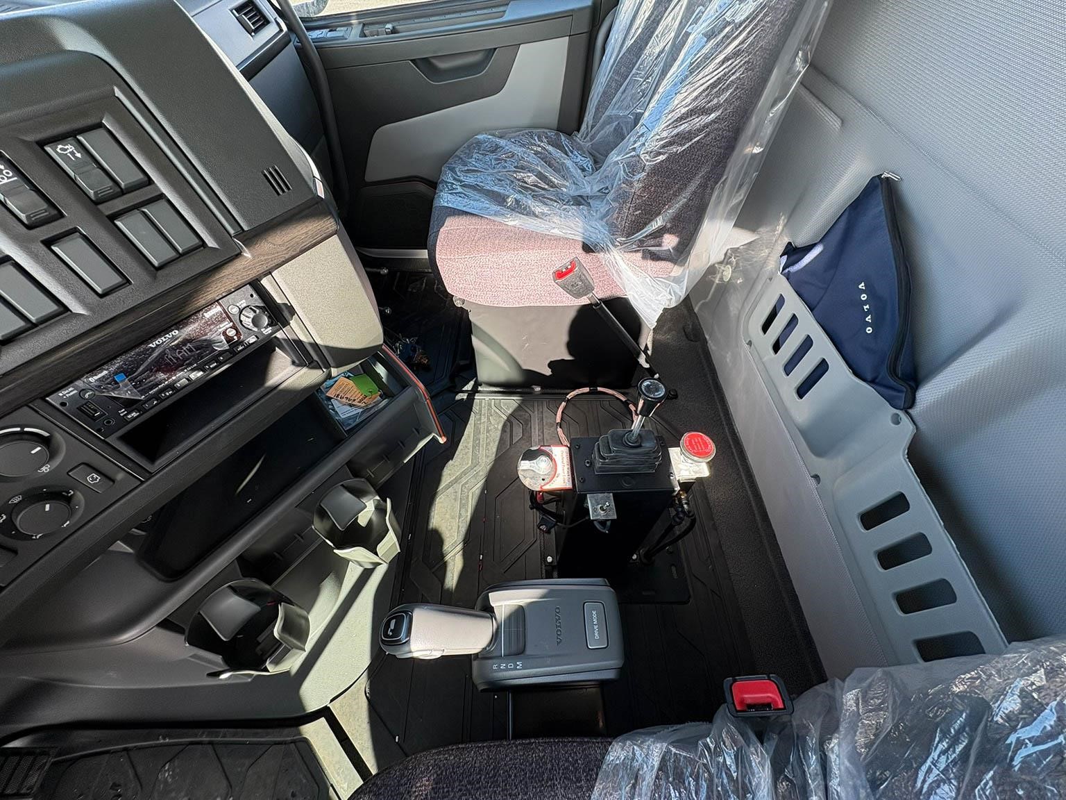 2026 VOLVO VHD64F300 - image 6 of 6