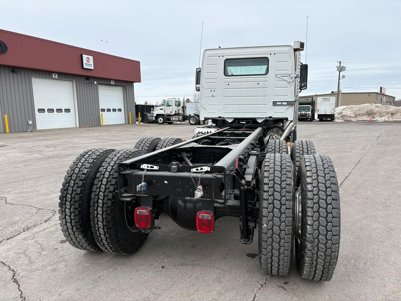 2026 Volvo - image 4