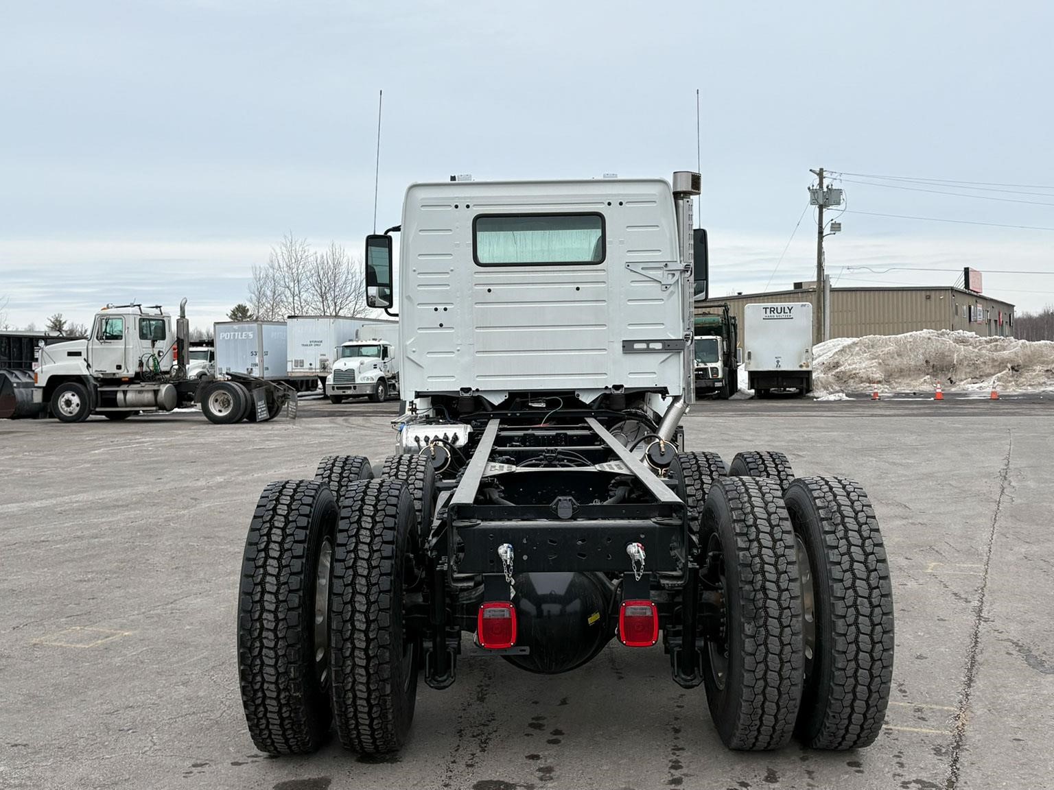 2026 Volvo - image 4