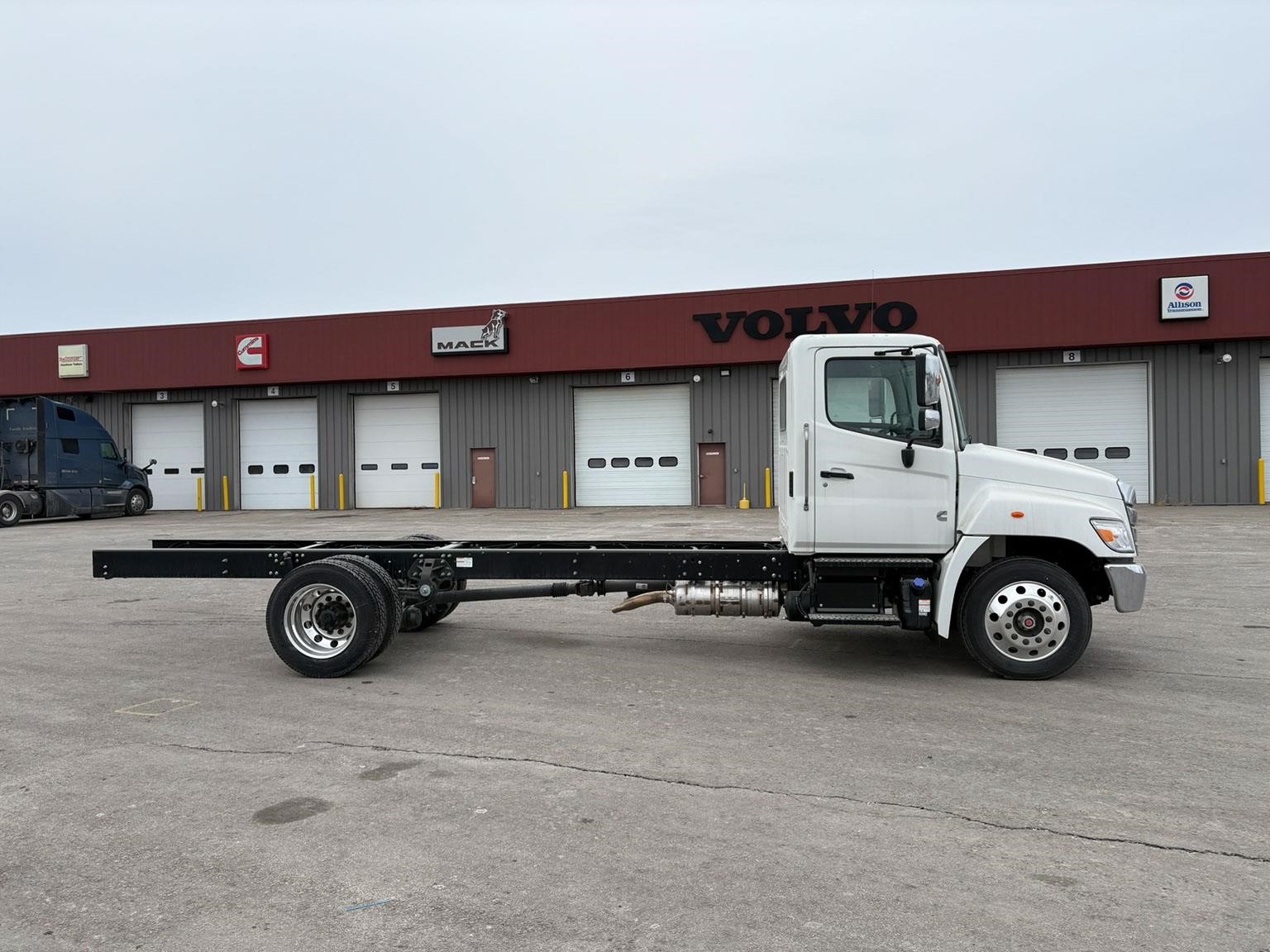 2026 Hino L6 - image 3