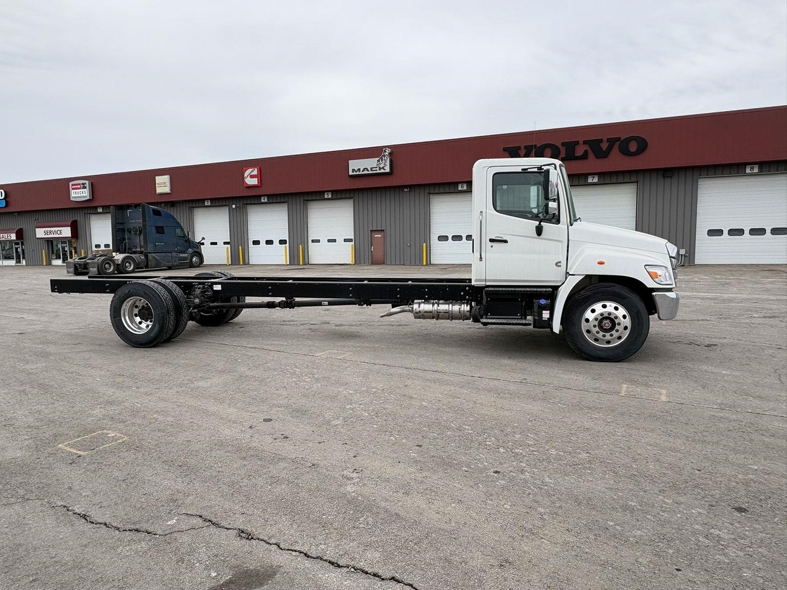 2026 Hino L6 - image 3