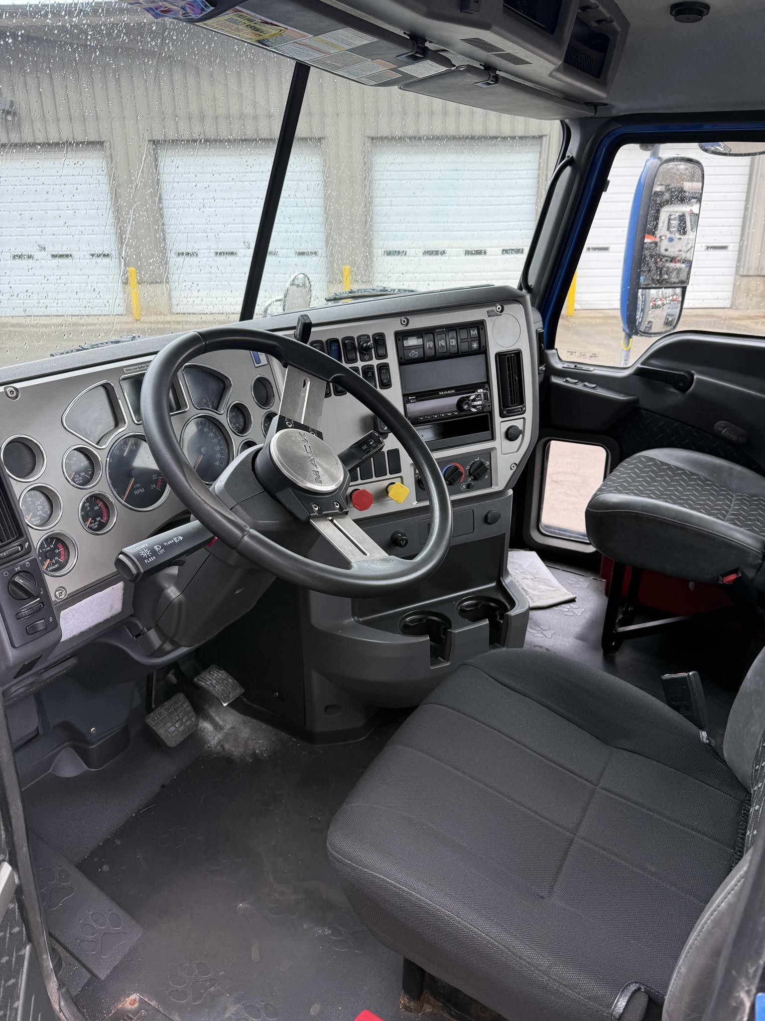 2015 MACK PINNACLE CXU612 2015 MACK PINNACLE CXU612 - image 4 of 6