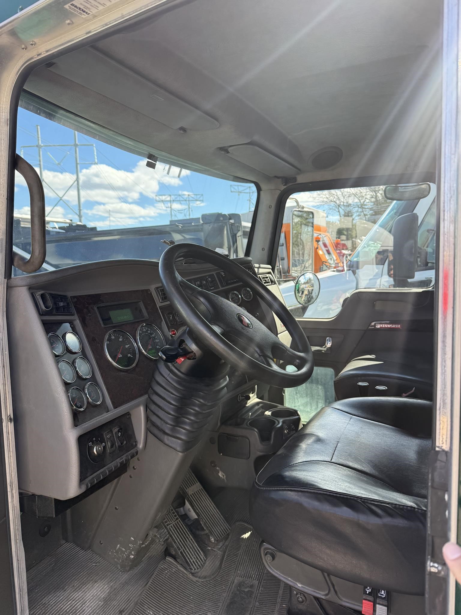 2018 Kenworth T370 - image 3