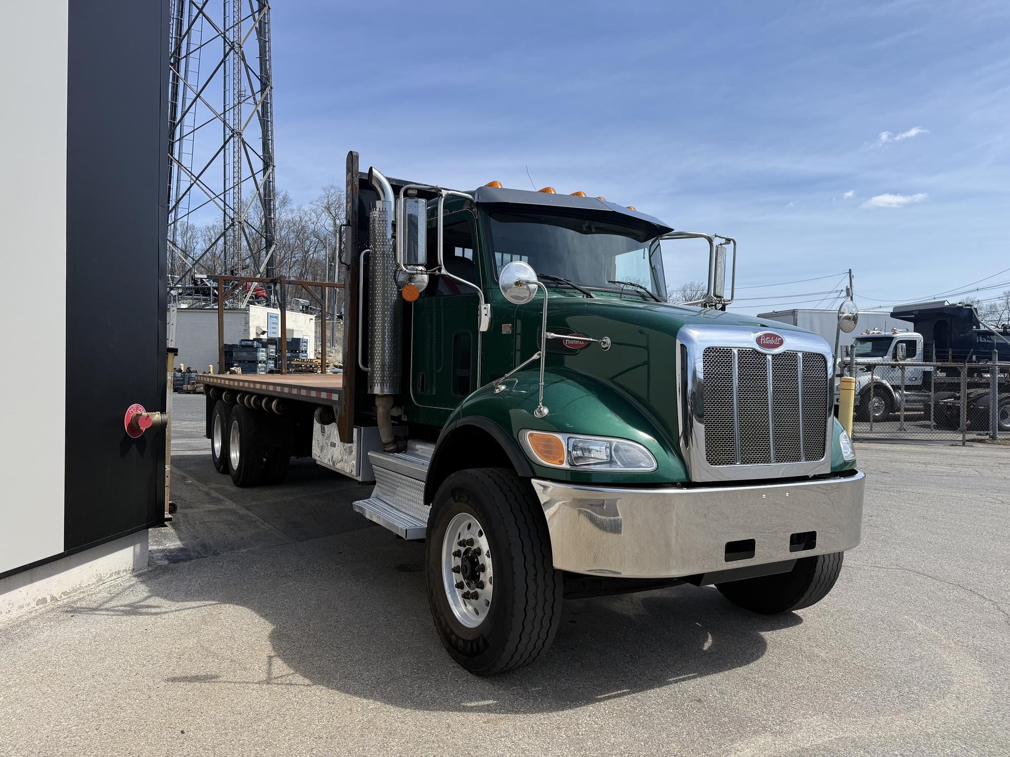 2019 PETERBILT 348 - image 2 of 6