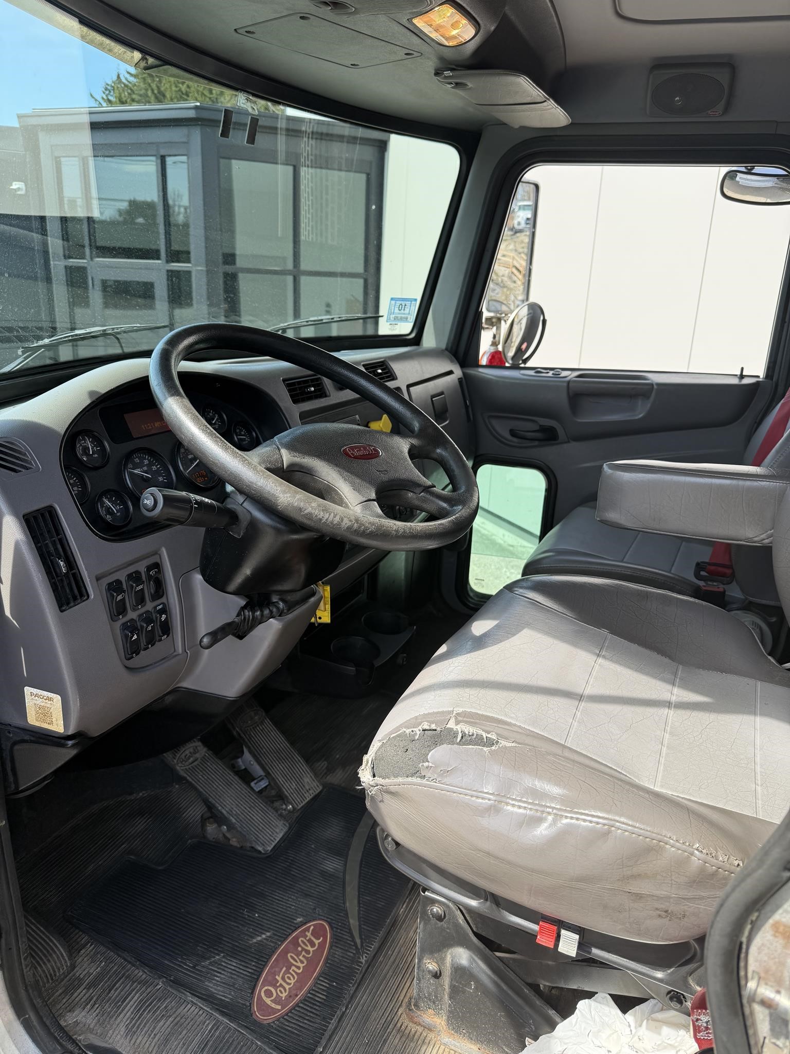 2019 PETERBILT 348 - image 5 of 6