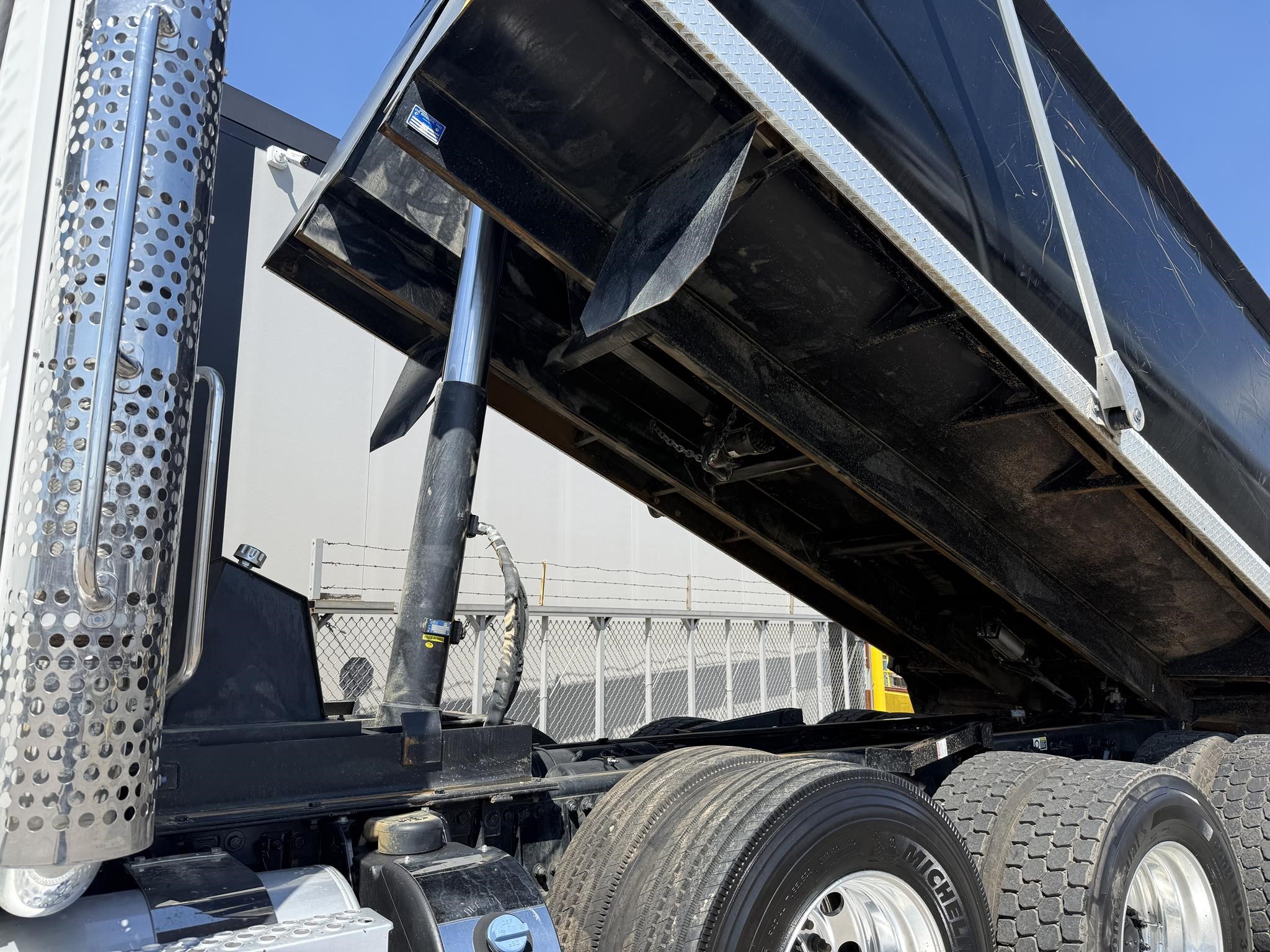 2025 KENWORTH T880 - image 5 of 6