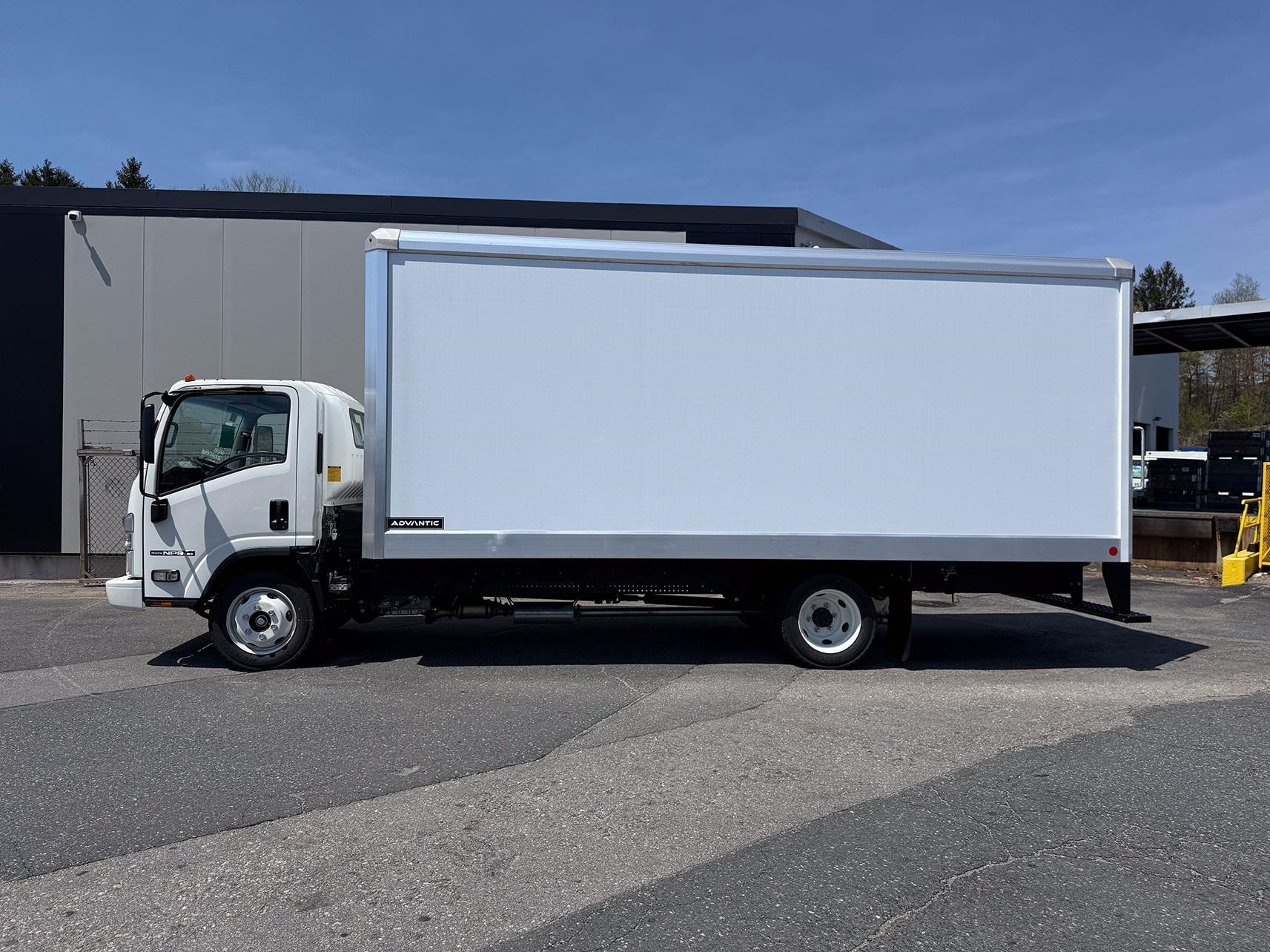 2026 ISUZU NPR HD - image 4 of 6