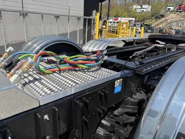 2027 PETERBILT 567 - image 3 of 6