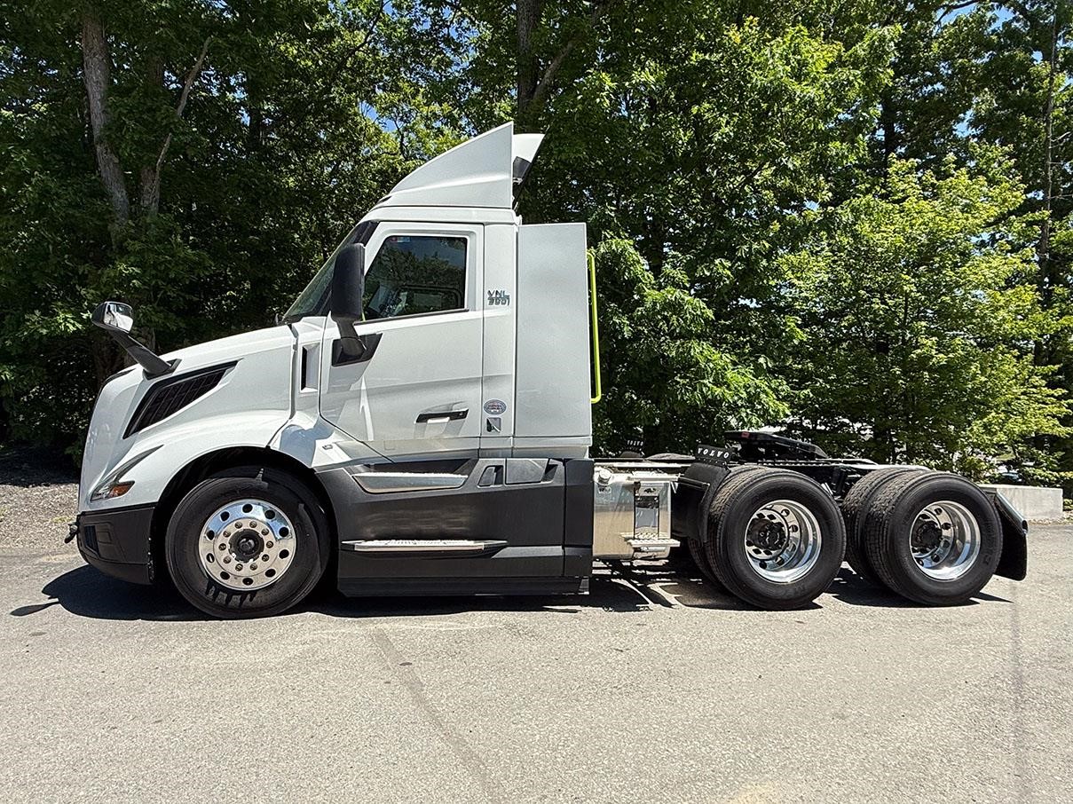 2025 VOLVO VNL64T300 - image 1 of 6
