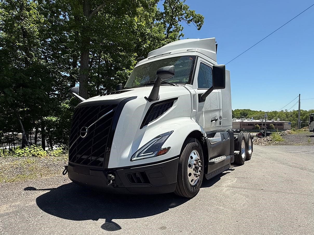 2025 VOLVO VNL64T300 - image 2 of 6