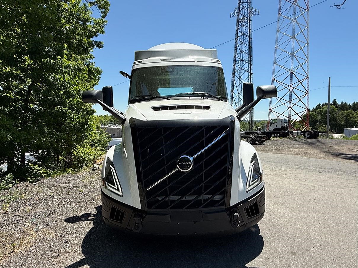 2025 VOLVO VNL64T300 - image 3 of 6