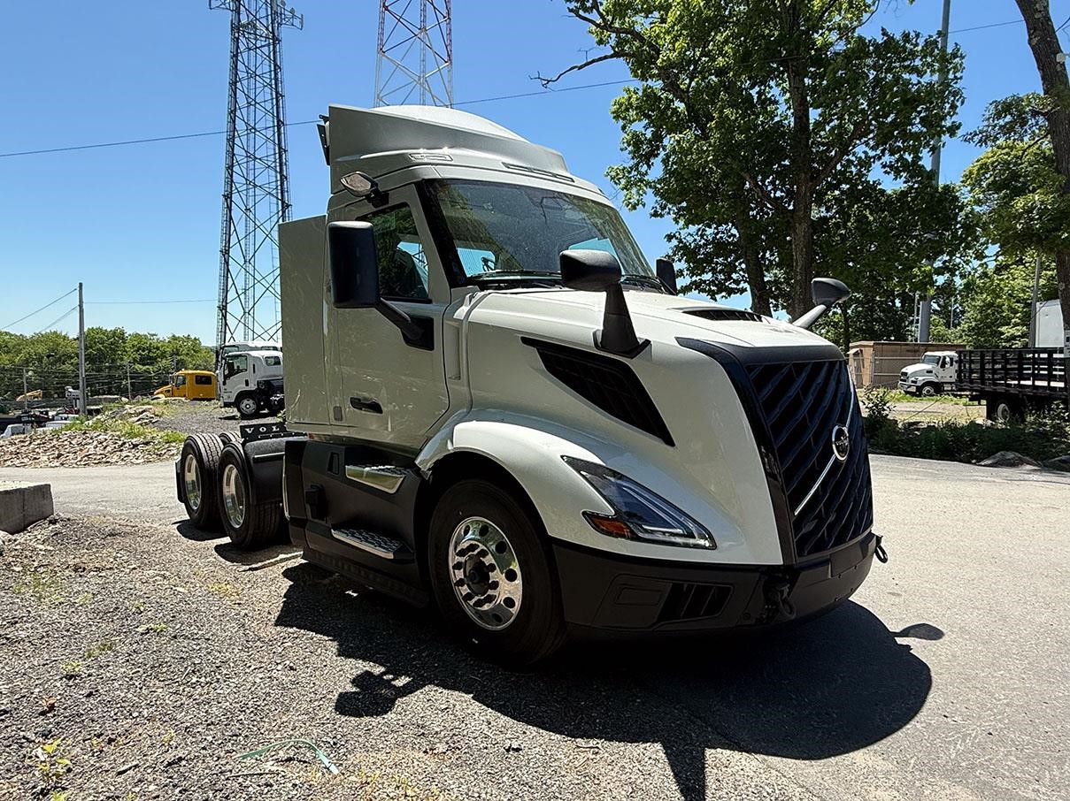 2025 VOLVO VNL64T300 - image 4 of 6