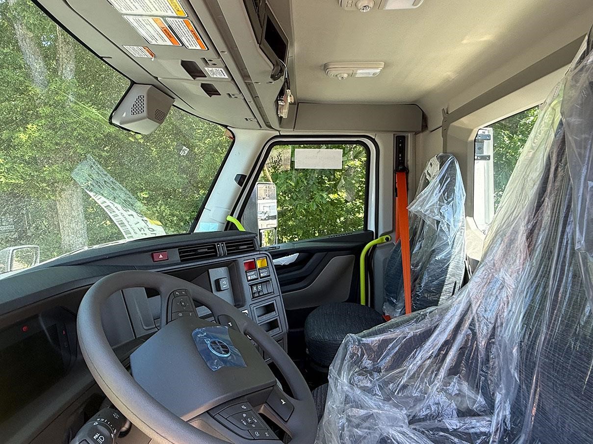 2025 VOLVO VNL64T300 - image 6 of 6