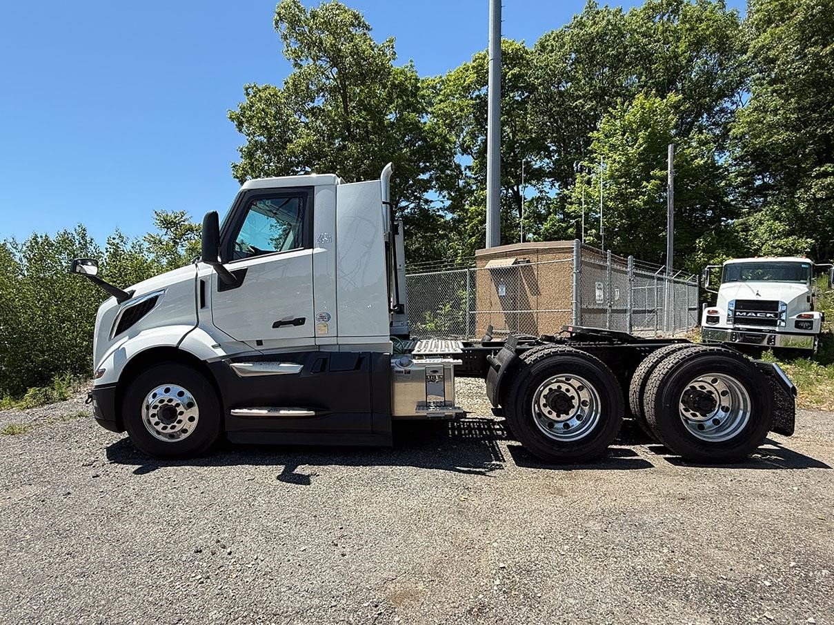 2025 VOLVO VNL64T300 - image 4 of 6