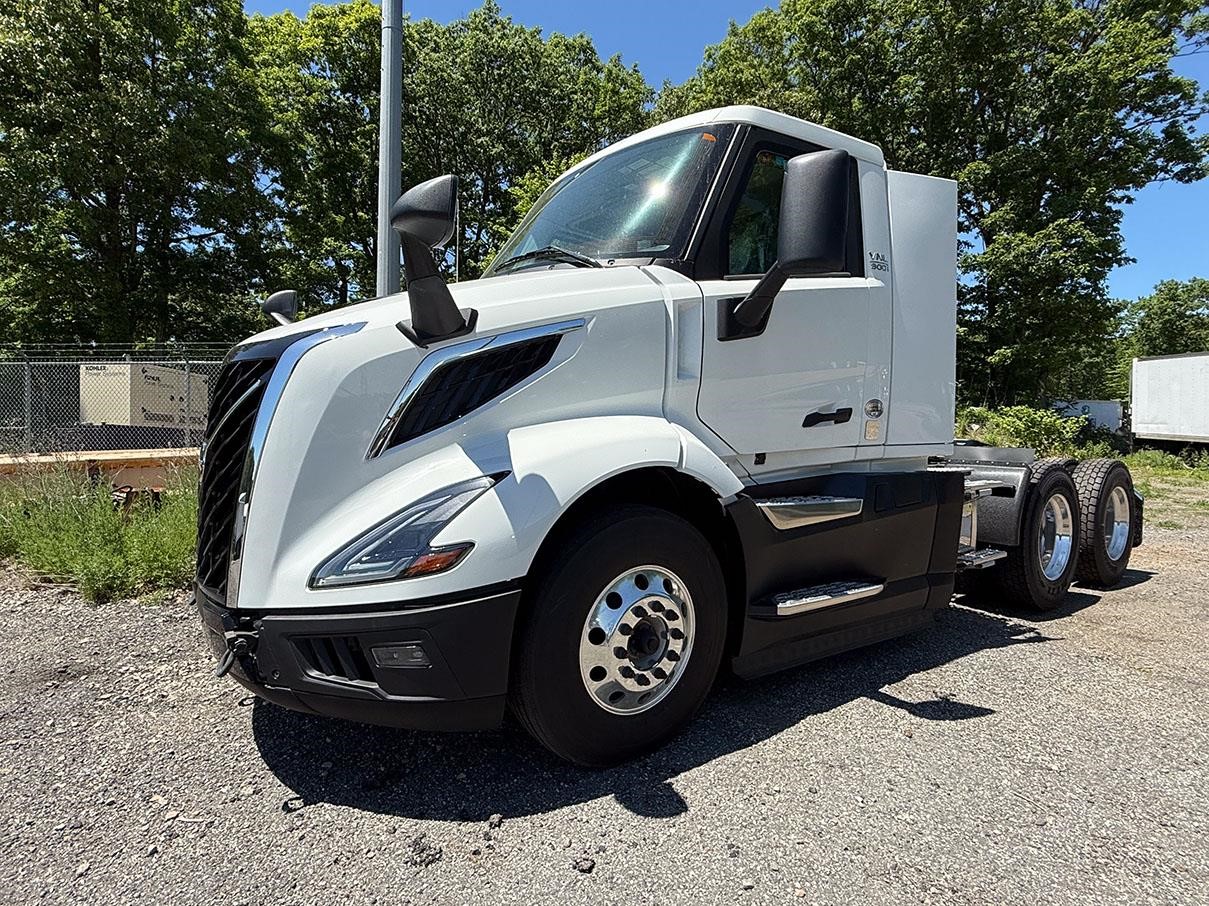 2025 VOLVO VNL64T300 - image 1 of 6