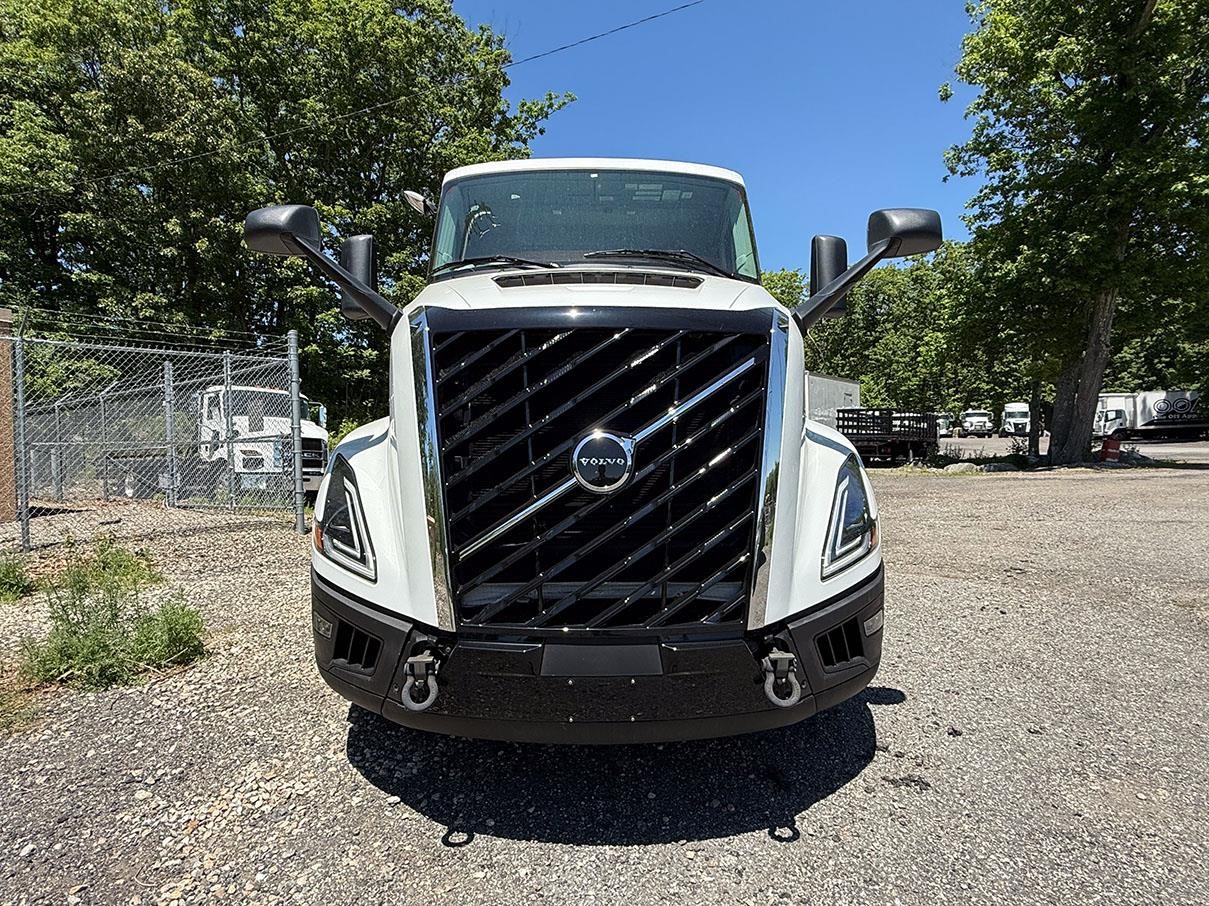 2025 VOLVO VNL64T300 - image 2 of 6