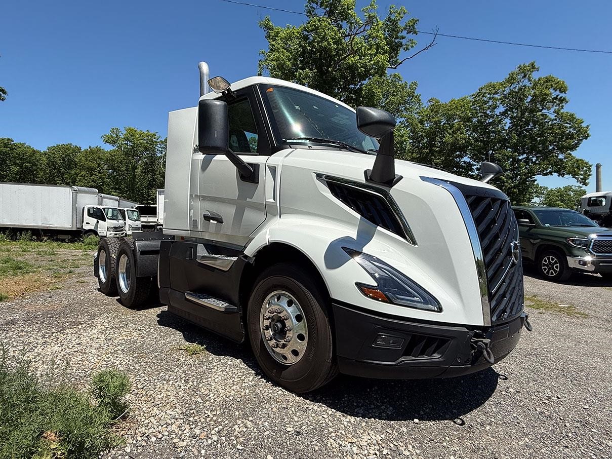 2025 VOLVO VNL64T300 - image 3 of 6