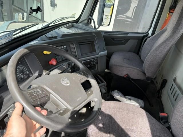 2020 VOLVO VNR64T300 2020 VOLVO VNR64T300 - image 4 of 6