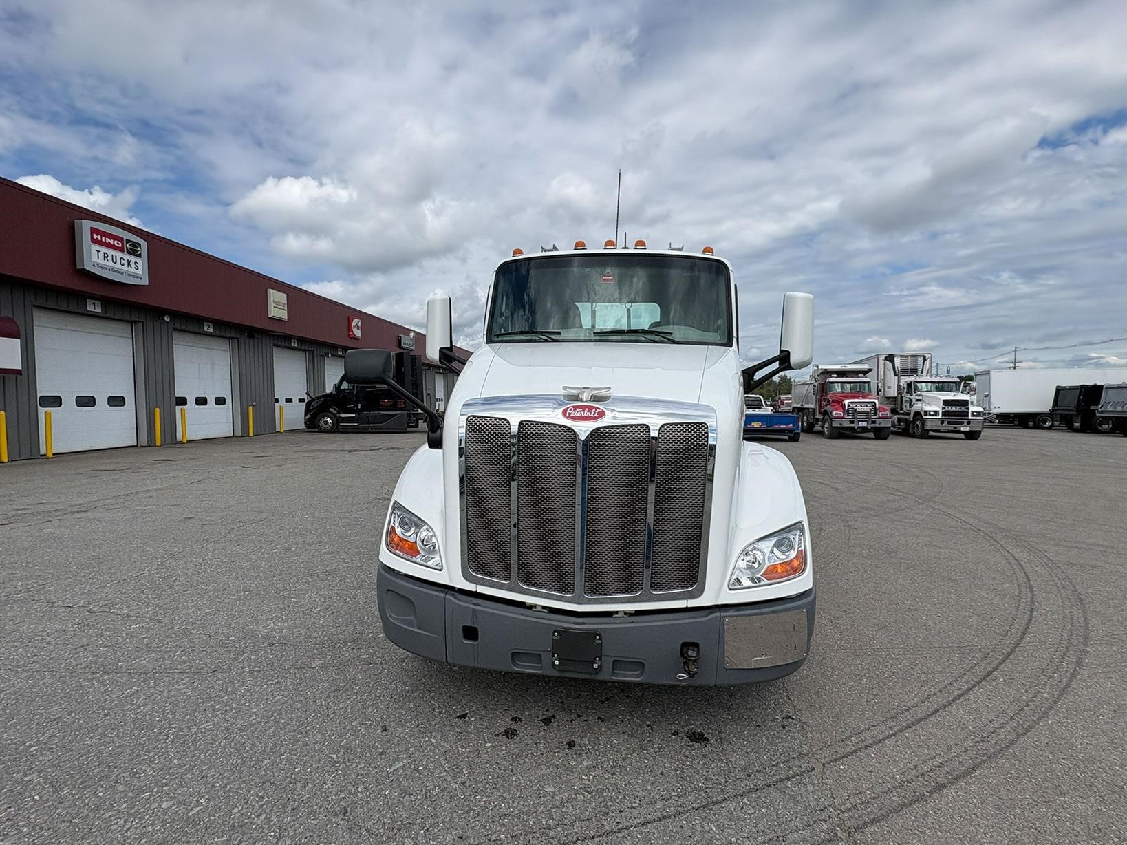 2022 PETERBILT 579 2022 PETERBILT 579 - image 2 of 6