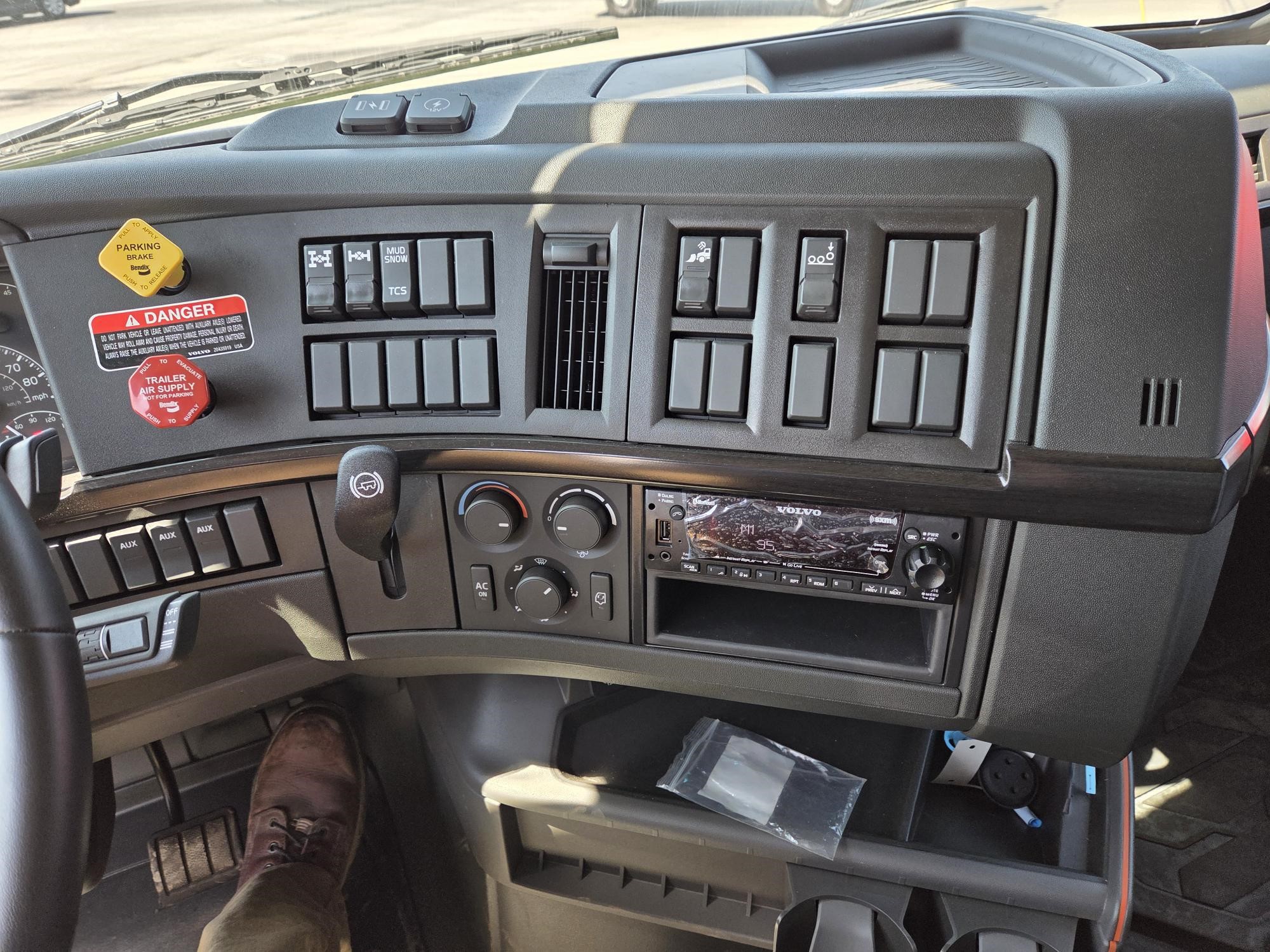 2026 Volvo VHD 300 in Hermon, ME — photo 5