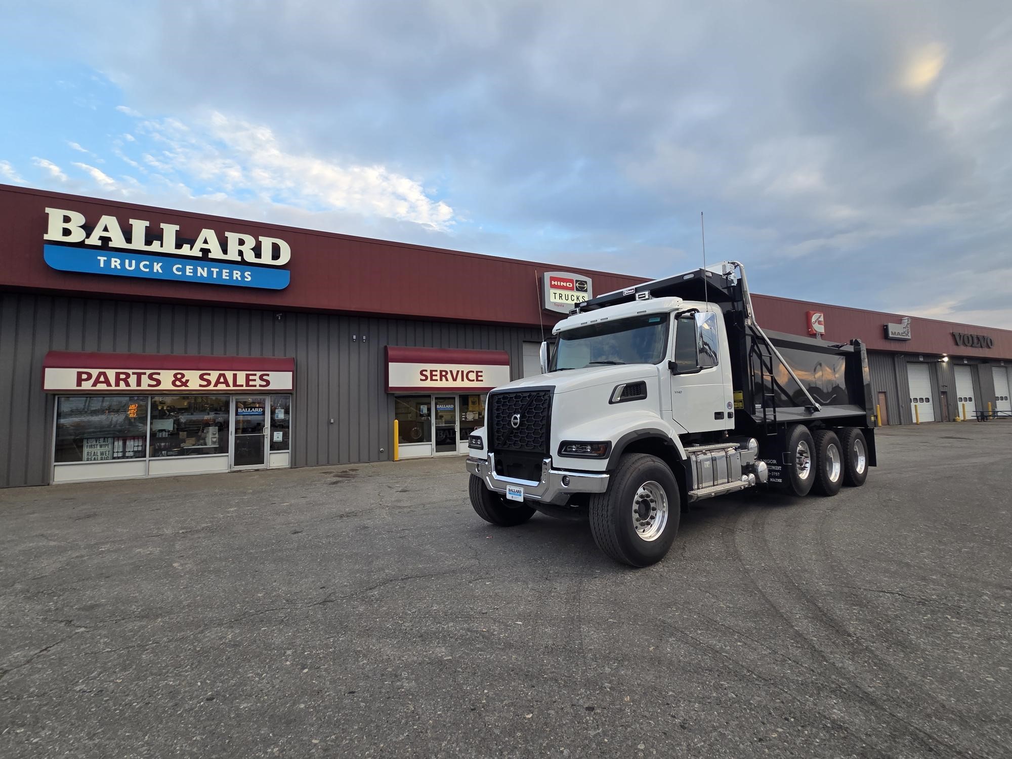 2026 Volvo VHD 300 in Hermon, ME — photo 3