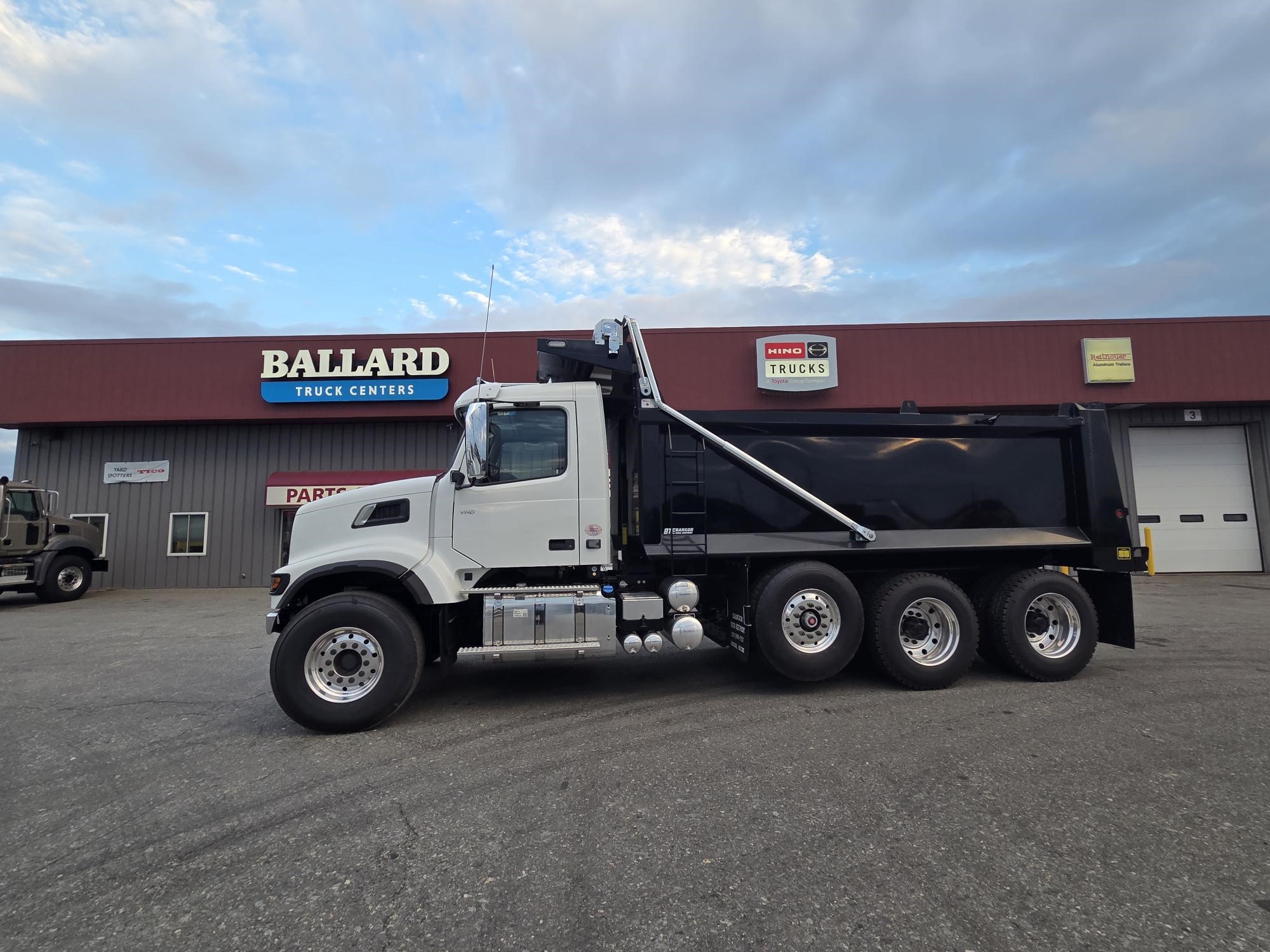 2026 Volvo VHD 300 in Hermon, ME — photo 2